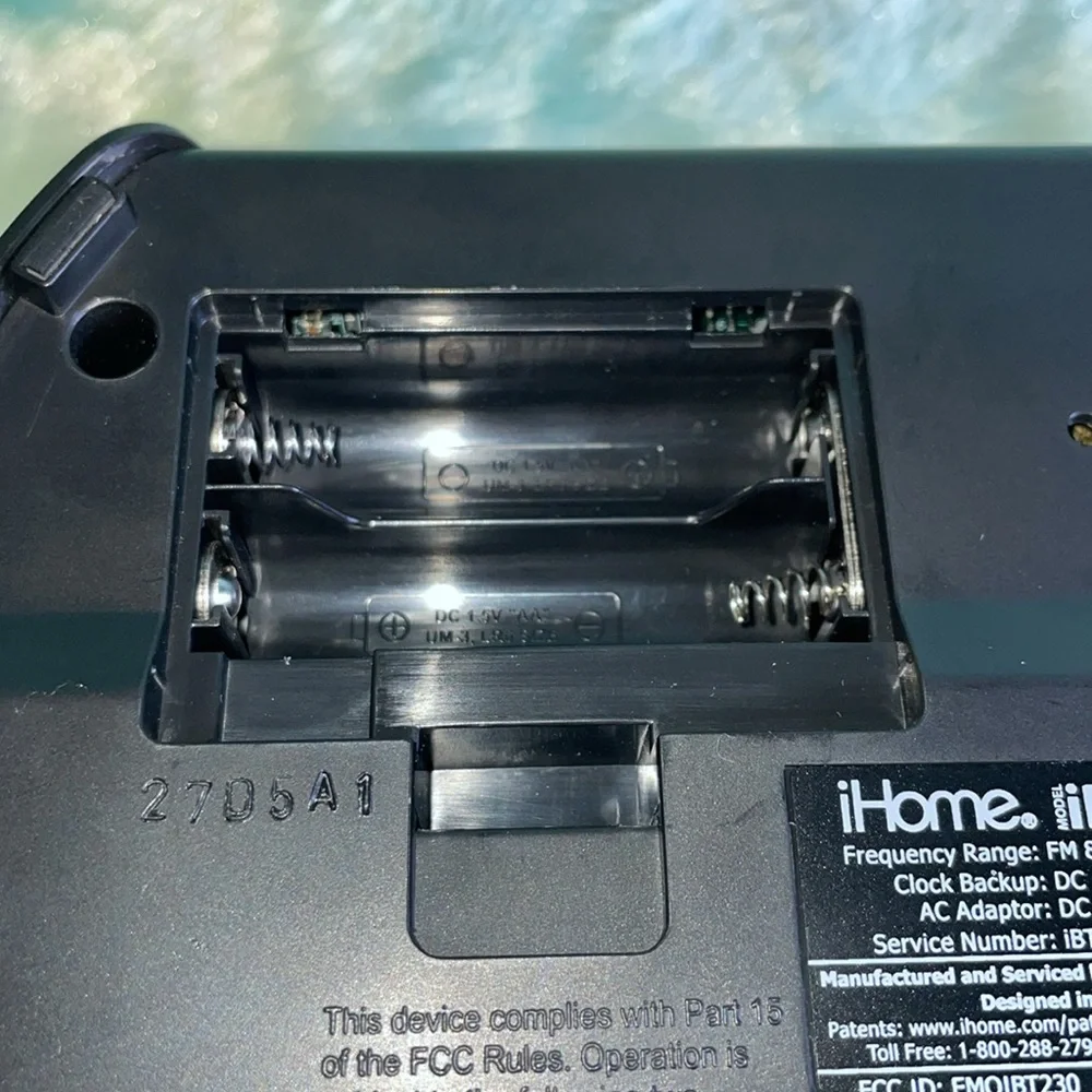 IHome iBT230 Bluetooth Dual alarm clock, Radio, Speakerphone, USB charging. - Picture 5 of 5